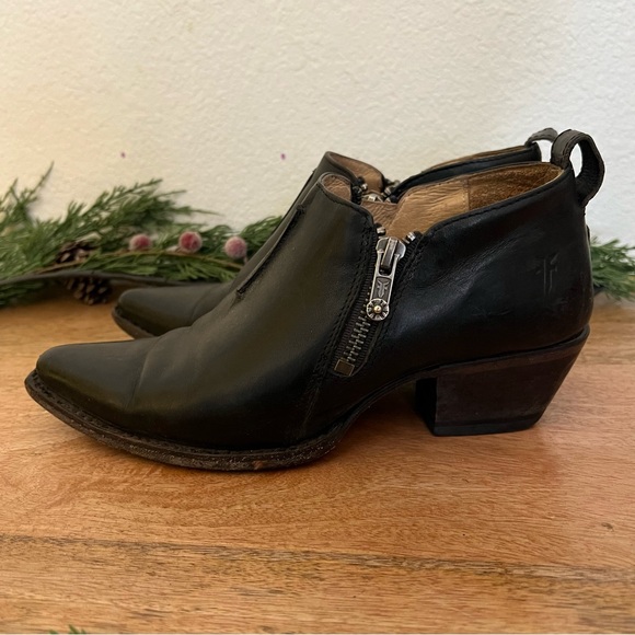 Frye Sacha Moto Shootie Black
Leather Ankle Boots Size 6.5 B - Picture 7 of 14